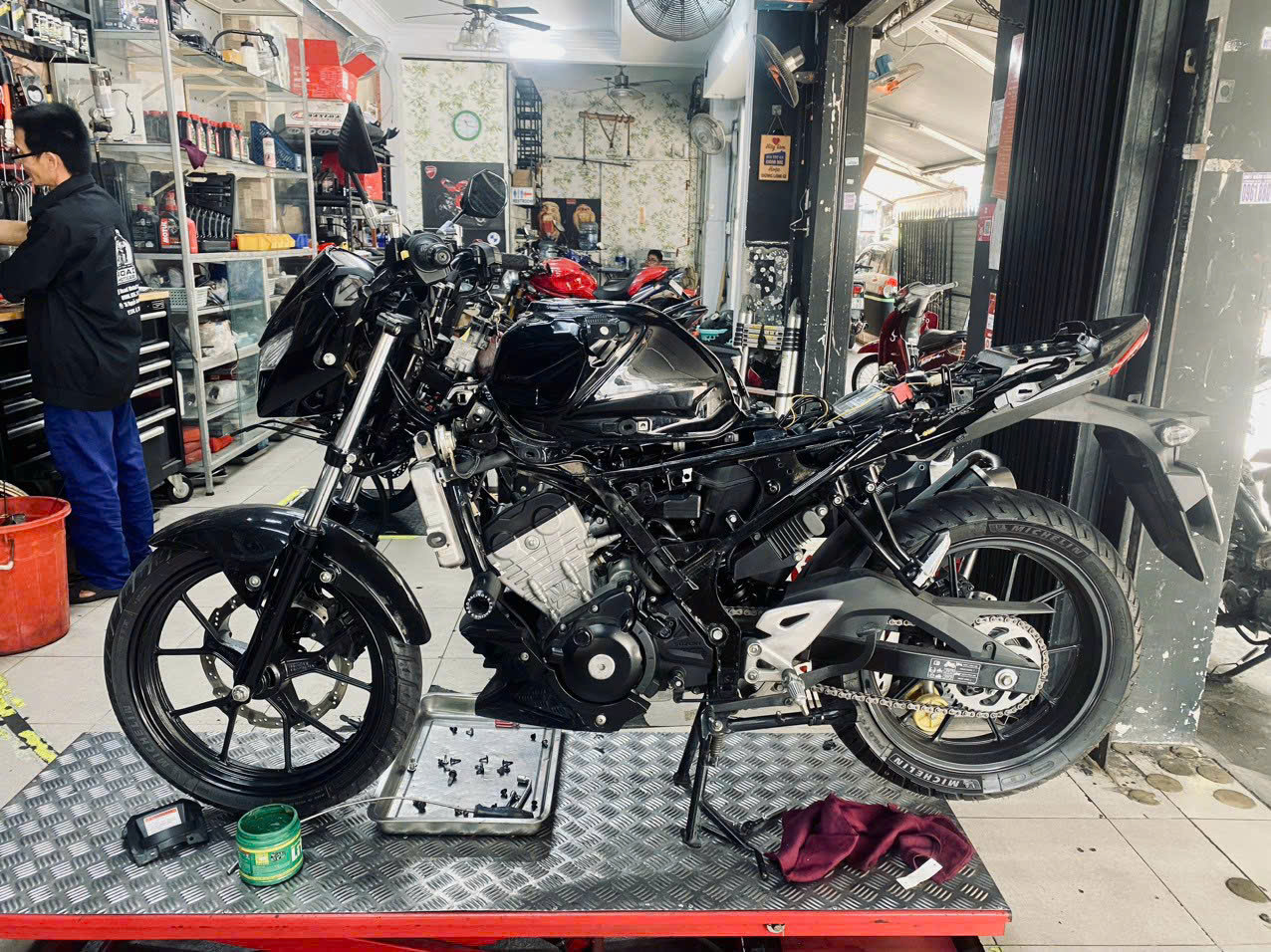 Kỹ thuật viên vá lốp lưu động tại TP.HCM